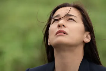 尾野真千子“F”、高級リゾート地で見知らぬ男性と…<すべて忘れてしまうから>