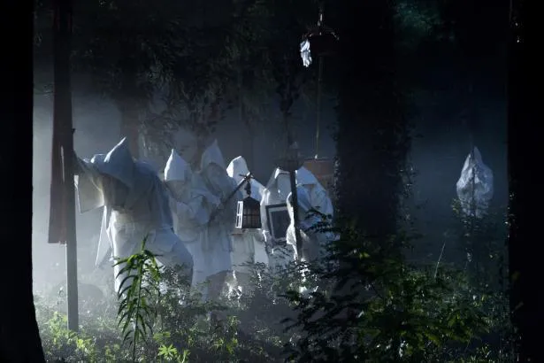 森の中を歩く白装束をまとった、怪しげな村人たち「ガンニバル」