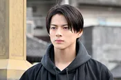 金曜ドラマ「クロサギ」で主人公・黒崎高志郎を演じる平野紫耀