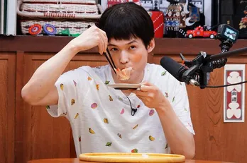 SixTONES松村北斗、“パリパリだらけ”の料理で大ピンチ　独特な食べ方で完食を目指す＜ぐるナイ＞