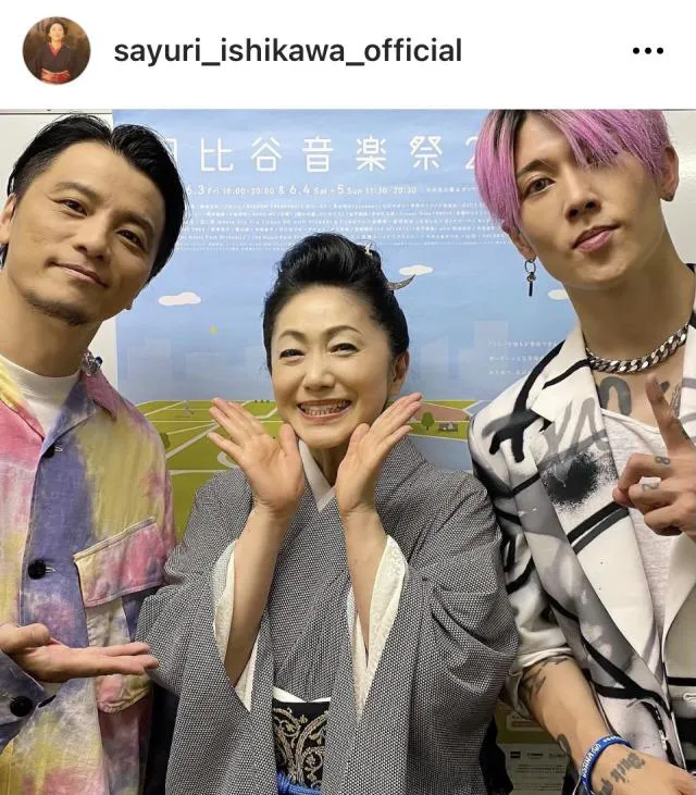 【写真】KREVAとMIYAVI、イケメン2人に囲まれ満面の笑顔の石川さゆり