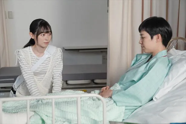 入院ベッドに横たわる由良(吉谷彩子)。痛々しい…