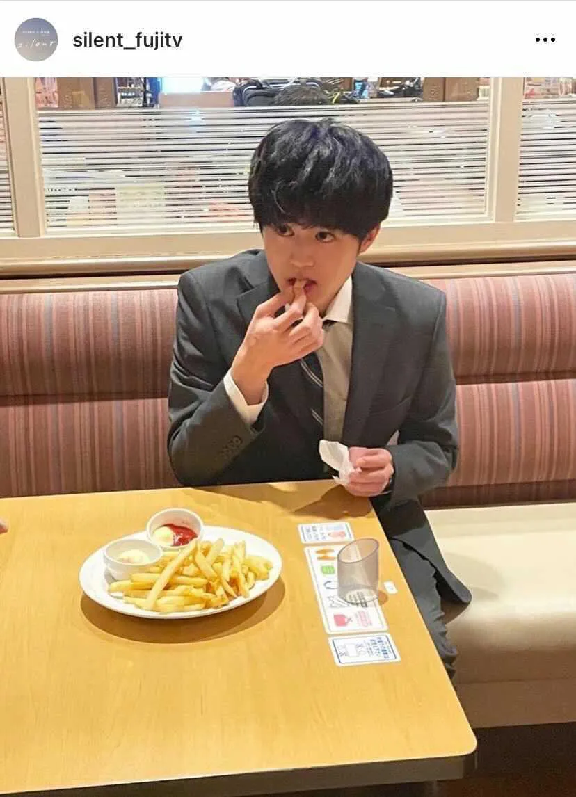 【写真】鈴鹿央士、もぐもぐ…フライドポテトをほおばる“ほっこり”オフショット