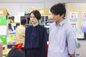 <エルピス>長澤まさみ“恵那”、“松本死刑囚”を自供させた元警部と話し疑念を抱く