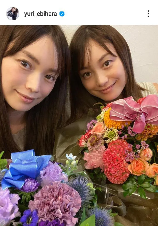 【写真】美しすぎる双子…蛯原友里、妹・英里とお花をもった2ショットを披露