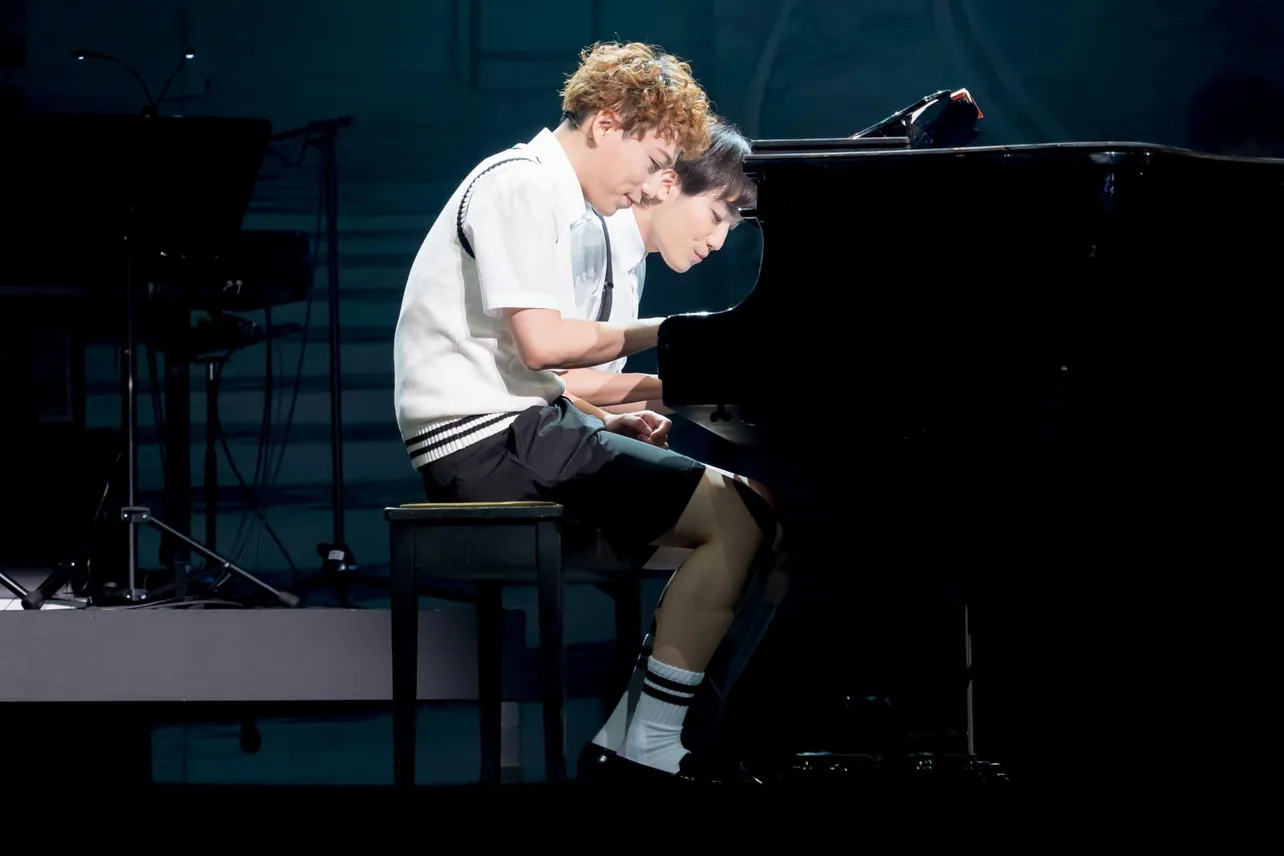 【写真】IMPACTors・横原悠毅と椿泰我、2人でピアノを弾く姿を公開