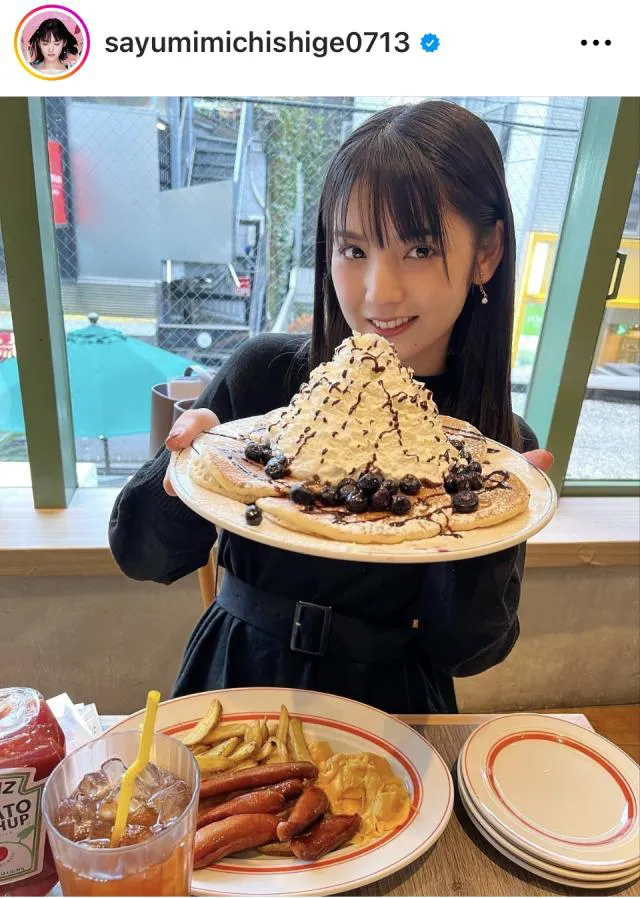 【写真】道重さゆみが、顔の大きさぐらいのクリームが乗ったパンケーキを手にニコリ