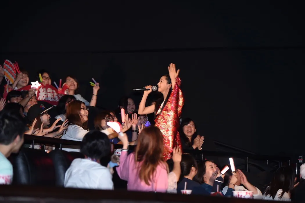 倉木麻衣が応援上映にサプライズで登場し、主題歌を熱唱！