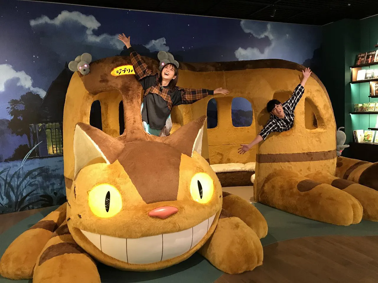 「となりのトトロ」の“ネコバス”に乗りポーズをとる佐々木希、田中直樹