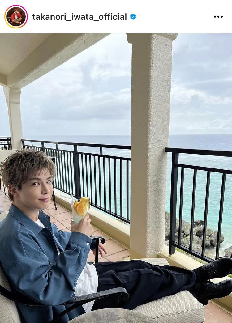 彼氏目線が最高…沖縄の海を眺めながらトロピカルジュースを飲む岩田剛典