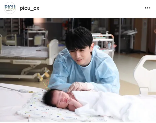吉沢亮、新生児を見つめる慈愛に満ちた表情