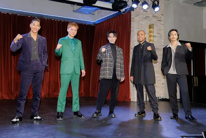 (写真左から)AKIRA、SHOKICHI、TETSUYA、NESMITH、橘ケンチ