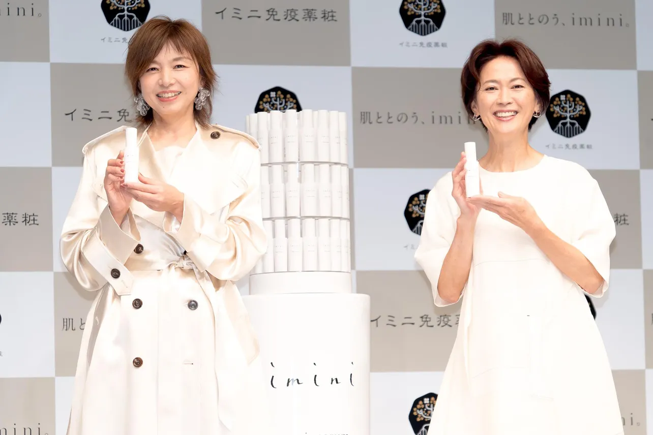 イミニ免疫薬粧 新CM発表会に出席した山口智子、有森裕子(写真左から)