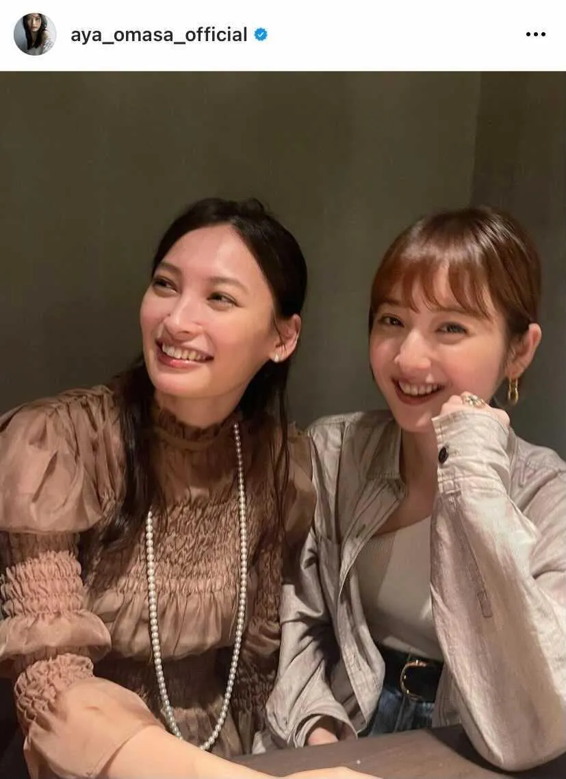 大政絢＆佐々木希、柔らかい笑顔を見せる自然体ツーショット