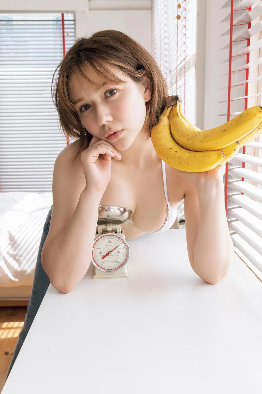 【写真】村重杏奈の美バストを計量器で測定中…！“けしからん”ショット