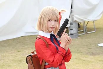 多彩なポーズで『リコリス・リコイル』ヒロインを再現…コスプレイヤー・猫田あしゅ「小道具を充実させた」