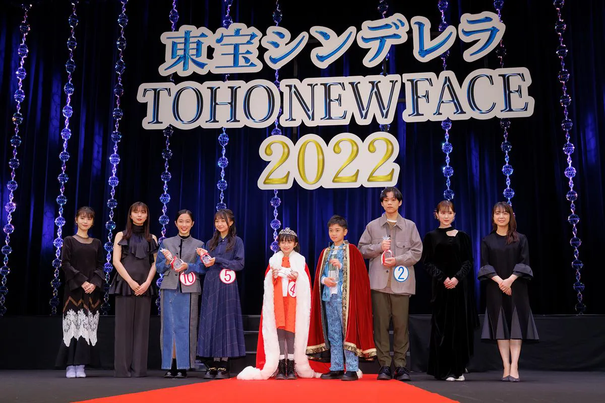 「東宝シンデレラ」＆「TOHO NEW FACE」受賞者とプレゼンターが記念撮影