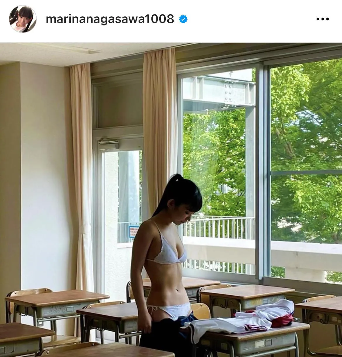 【写真】長澤茉里奈、教室で制服を脱ぎ捨て下着姿に…“のぞき見”風ショットの背徳感がすごい