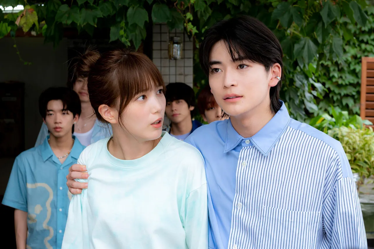 【写真】本田翼“あす花”の肩を抱く高橋文哉“弾”