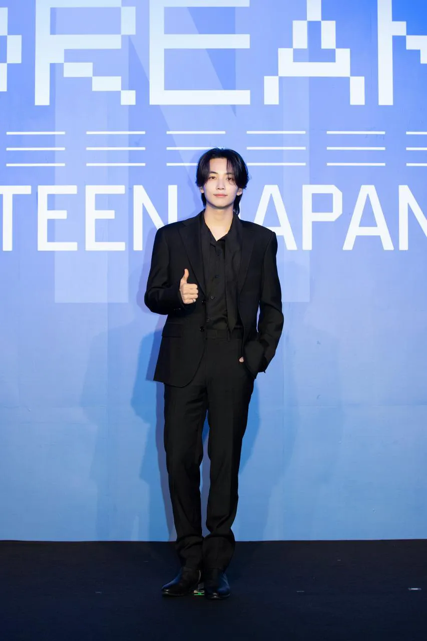 【写真】ブラックスーツ×涼し気な眼差しがクールなJEONGHAN(ほか写真14枚)