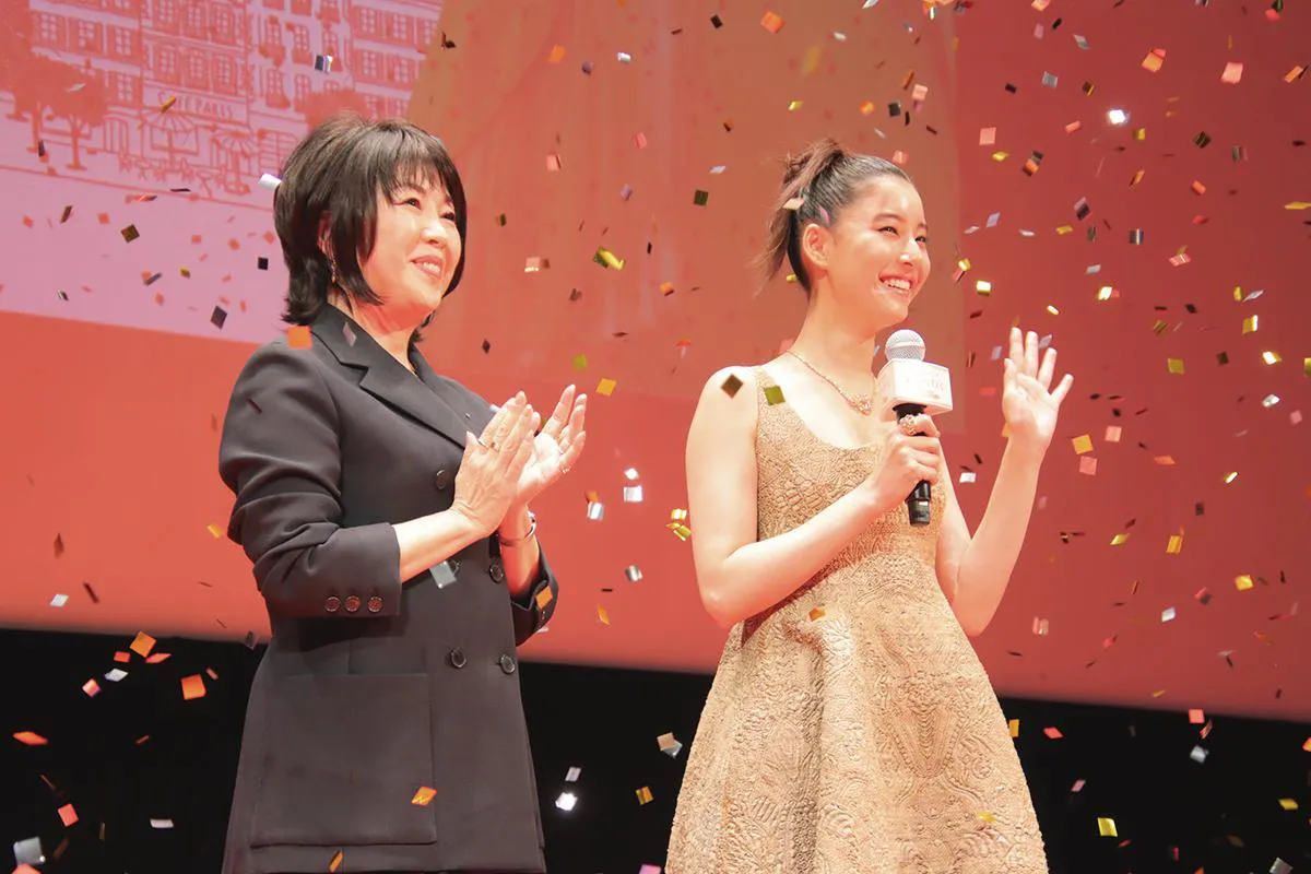 新木優子(右)とファッションジャーナリストの渡辺三津子氏