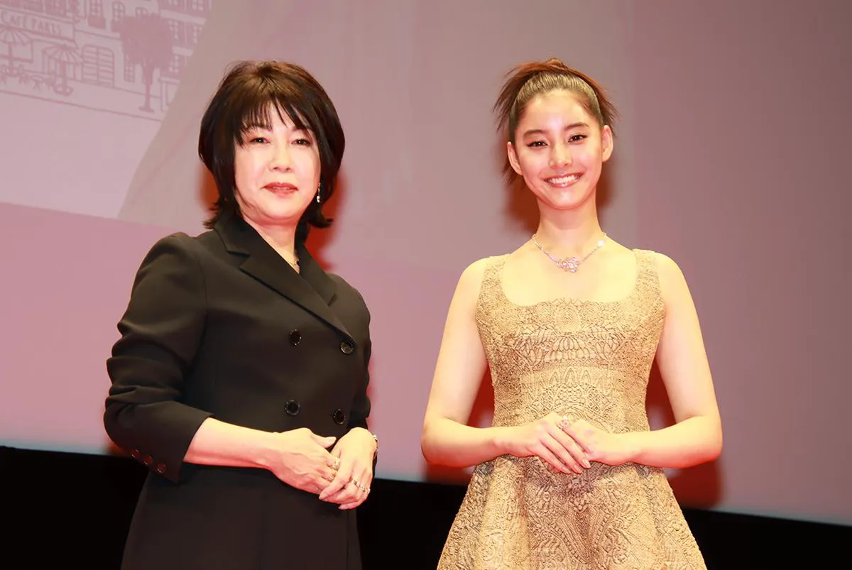 新木優子(右)とファッションジャーナリストの渡辺三津子氏