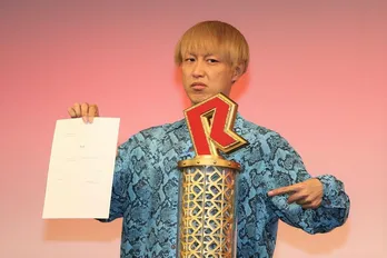 お見送り芸人しんいち、R-1トロフィー返還の誓約書にしぶしぶサイン<「R-1グランプリ2023」やります会見>