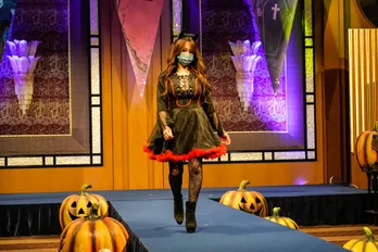 ライバー・MEG、黒色ドレス姿で「HALLOWEEN PARTY 2022」初優勝を飾る