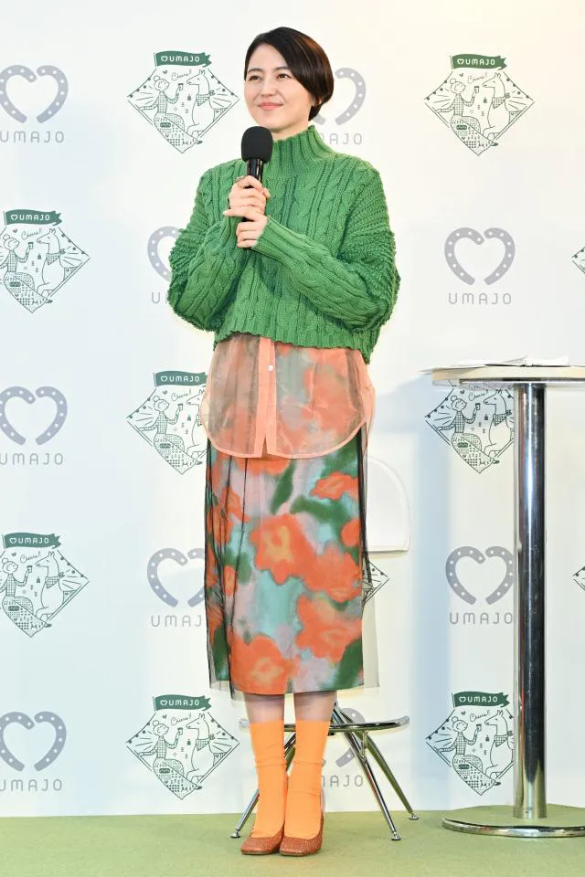 【写真】グリーンのニットと花柄のスカートで登場した長澤まさみ