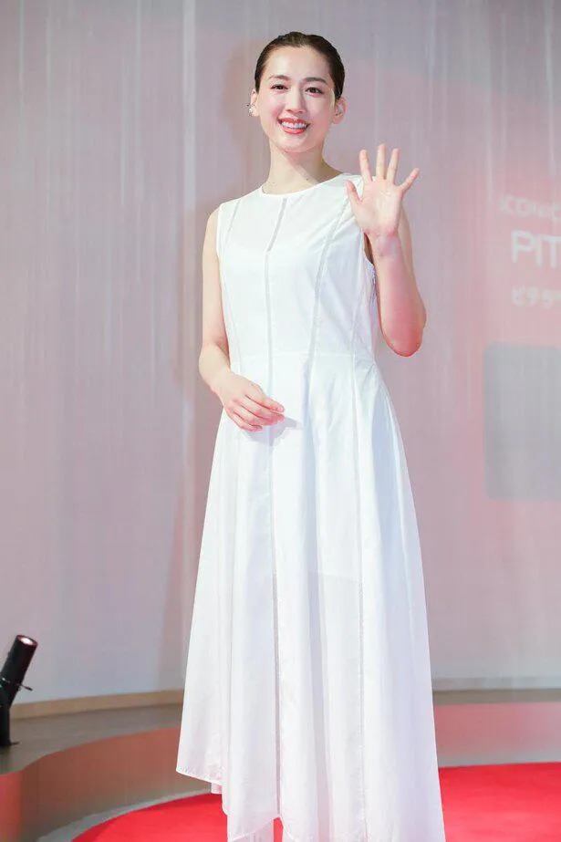 【写真】純白のドレス＆美貌がまぶしい…！綾瀬はるかの全身ショット