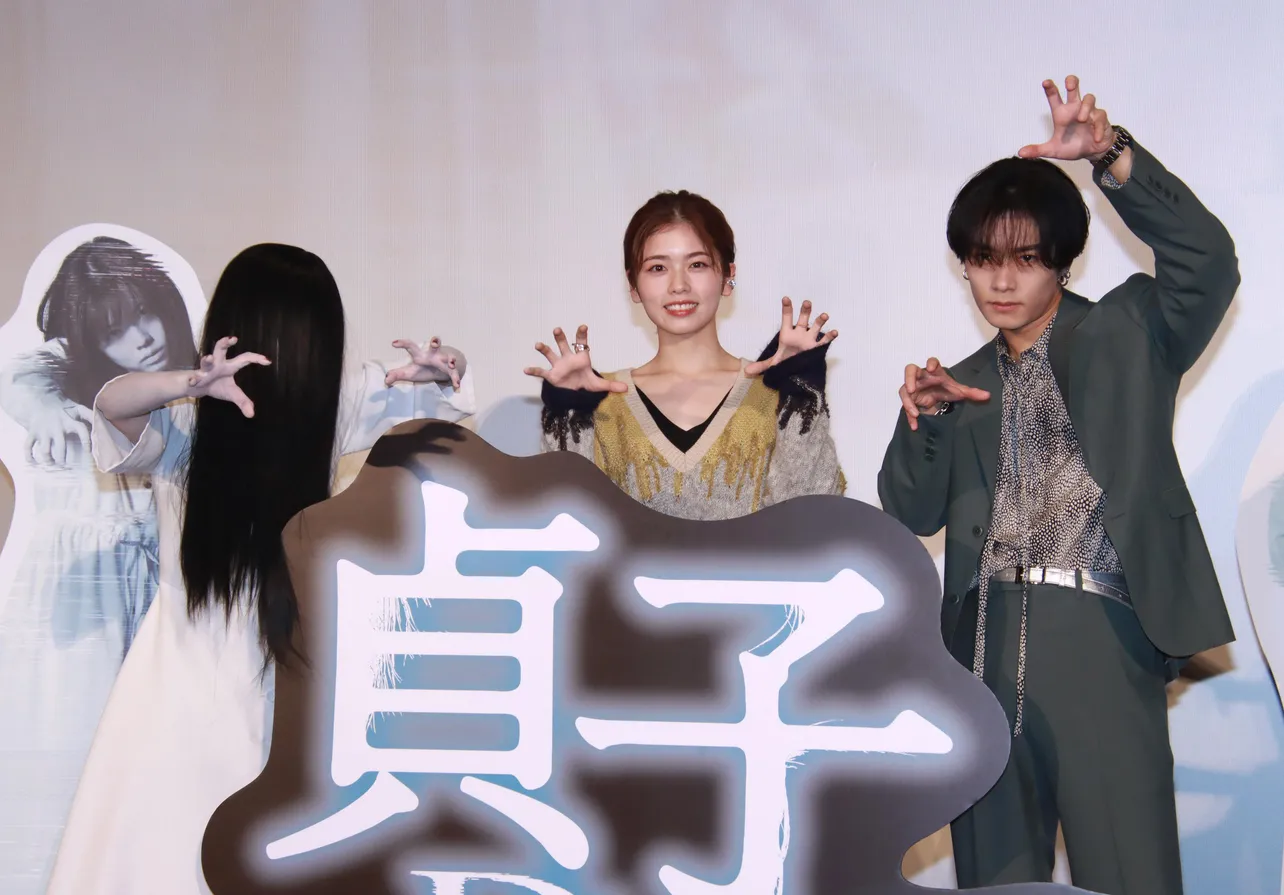 映画「貞子DX」大ヒット御礼舞台あいさつに登場した貞子と小芝風花、川村壱馬(写真左から)