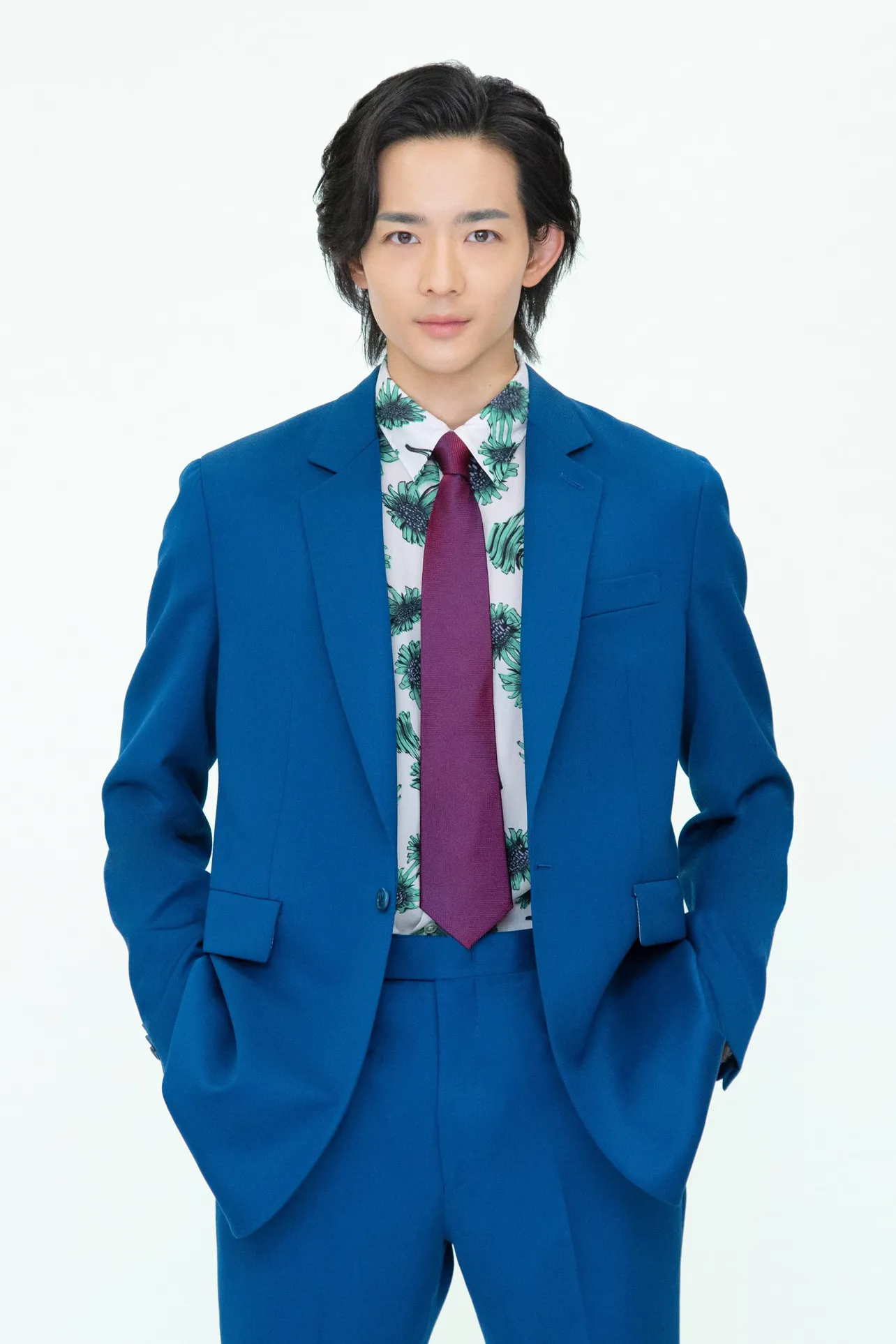 【写真】真っ青なスーツで“人間投資家”を演じる竜星涼