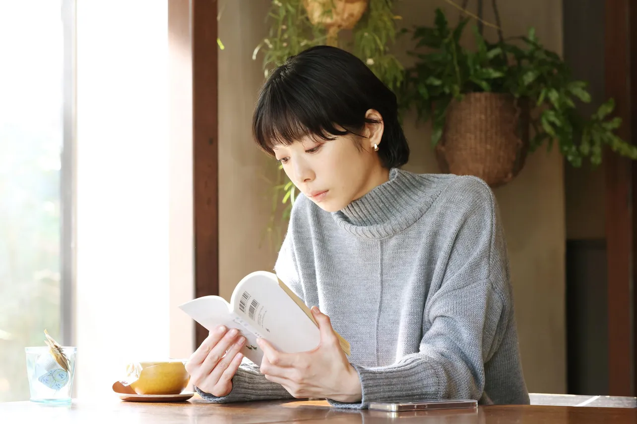 【写真】カフェで真剣に本を読む奈々(夏帆)