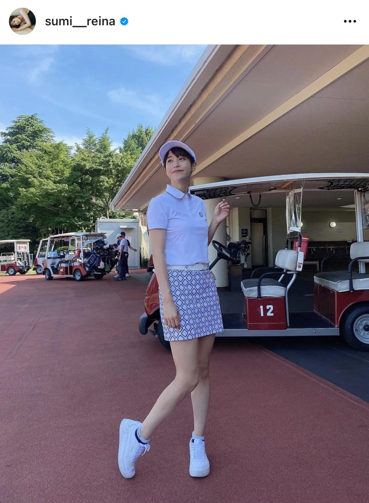 【写真】鷲見玲奈、ミニ丈のゴルフウェアをまとい美脚あらわ