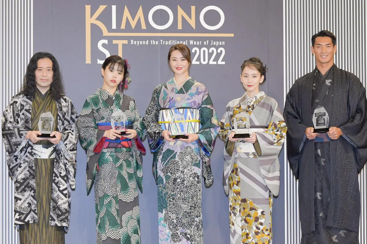 「2022 KIMONOIST 授賞式」に出席した又吉直樹、アイナ・ジ・エンド、観月ありさ、吉岡里帆、槙野智章選手(写真左から)