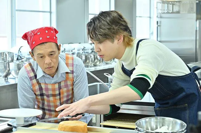 【写真】橋本じゅん“常田さん”に料理を教える吉田仁人“小野”
