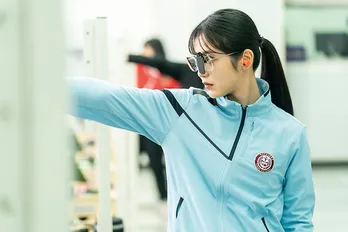 “WEBドラマの女神”シン・イェウン、射撃シーンも代役なしで果敢に挑む＜代理リベンジ＞