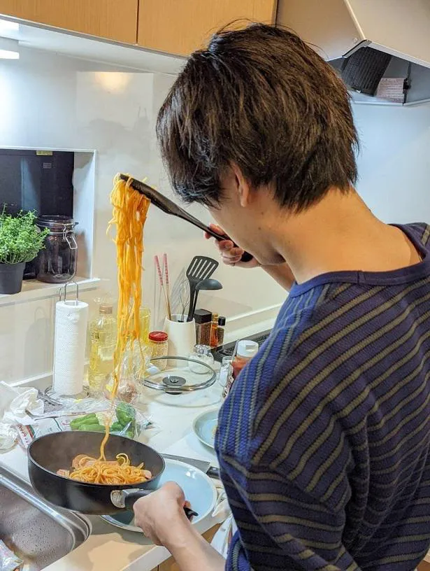 【写真】料理中の瀬戸利樹の姿を公開した紺野彩夏