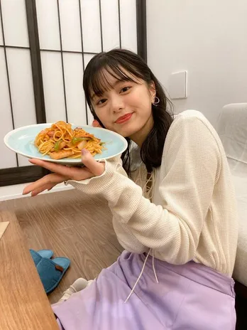 瀬戸利樹、紺野彩夏のほほえみショットを公開「ナポリタンをぺろりと食べてくれた妻の写真をみなさまにも」<私たち結婚しました 4>