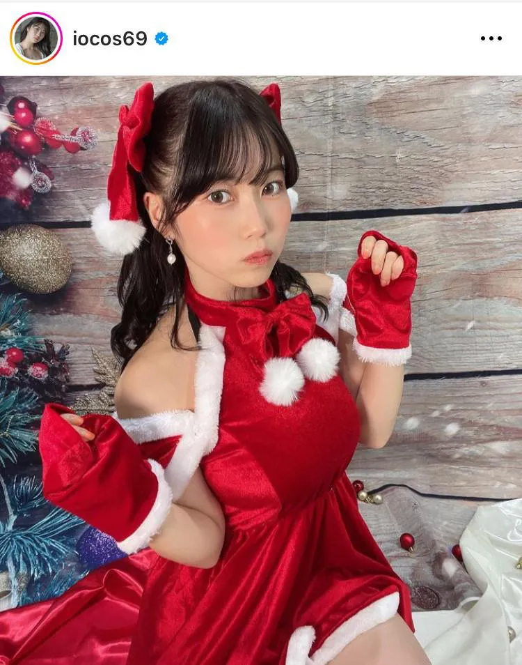  【写真】もうクリスマス…伊織いお、サンタクロースのコスプレを披露