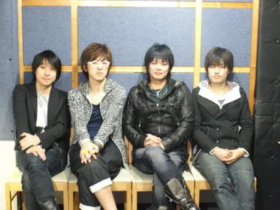 取材に応じたメーンキャストの鈴村健一、櫻井孝宏、遊佐浩二、市来光弘（写真左から）