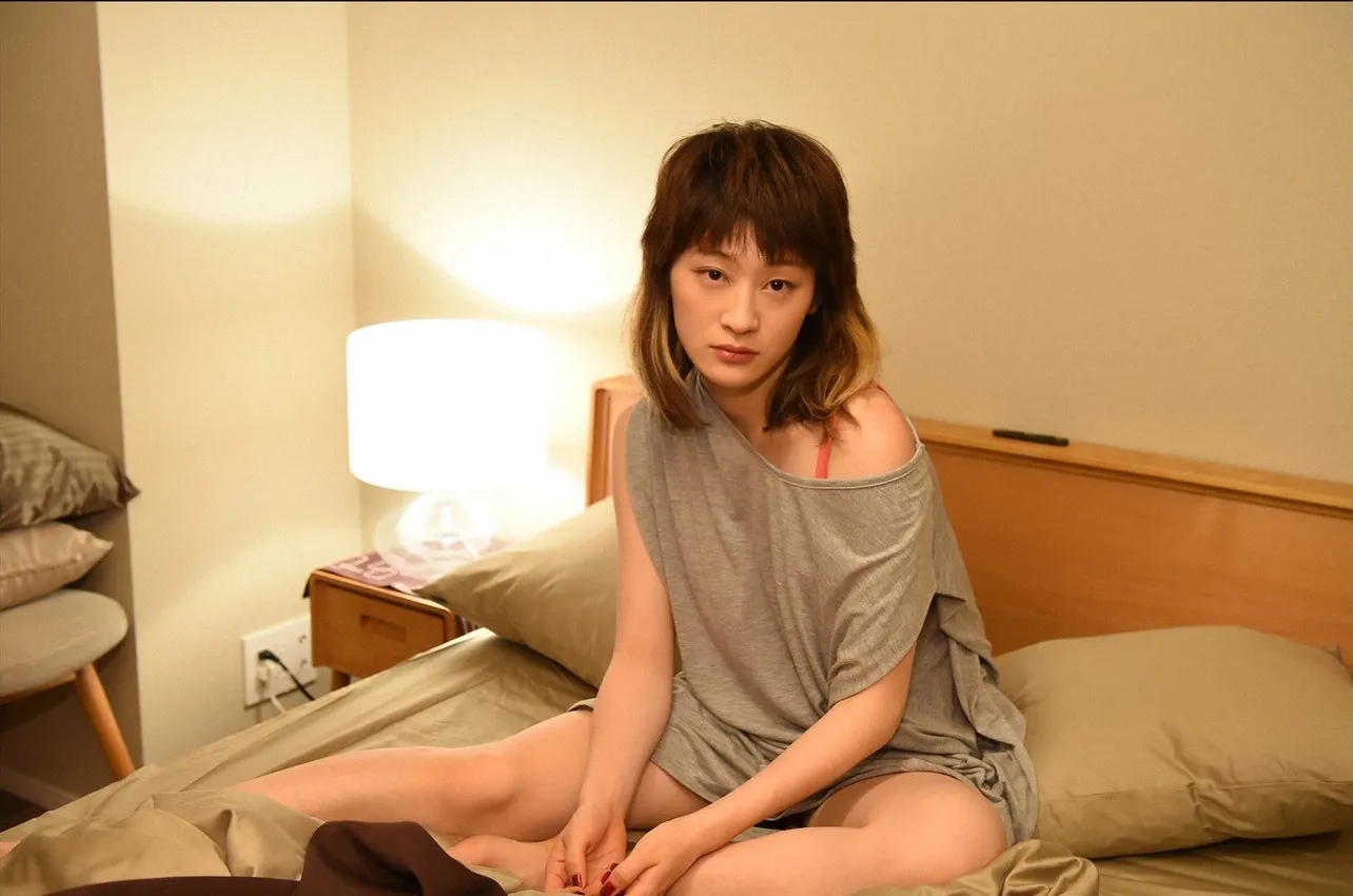 新ドラマ「わにとかげぎす」で女優デビューを果たすコムアイ。男の好意を利用する魅惑の女性・吉岡華を演じる