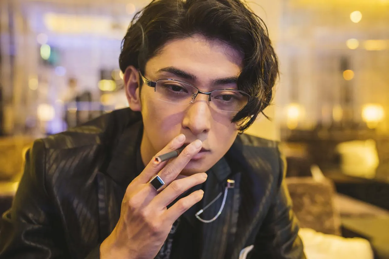 真顔でタバコを吸う姿がセクシーな古川雄大“桜夜”