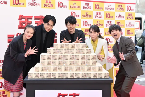 【写真】高く積まれた1万円札の束の前で“ジャンボきょうだい”が記念撮影