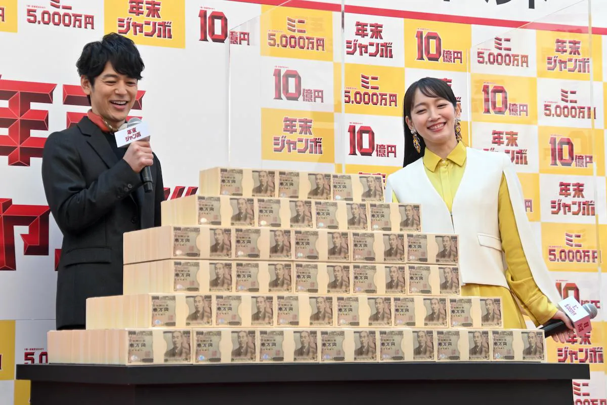 【写真】10億円を前に笑顔を見せる妻夫木聡(写真左)、吉岡里帆