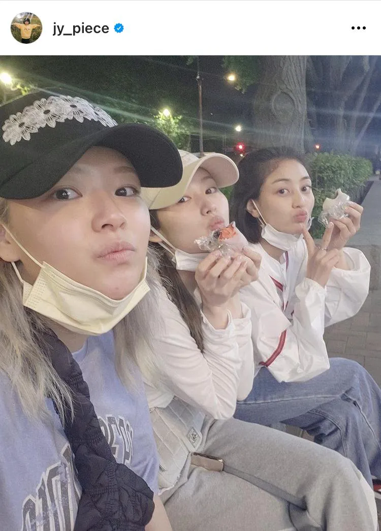 画像・写真 “これはエモすぎる…” TWICE・ジョンヨン、ジヒョと夕日の下