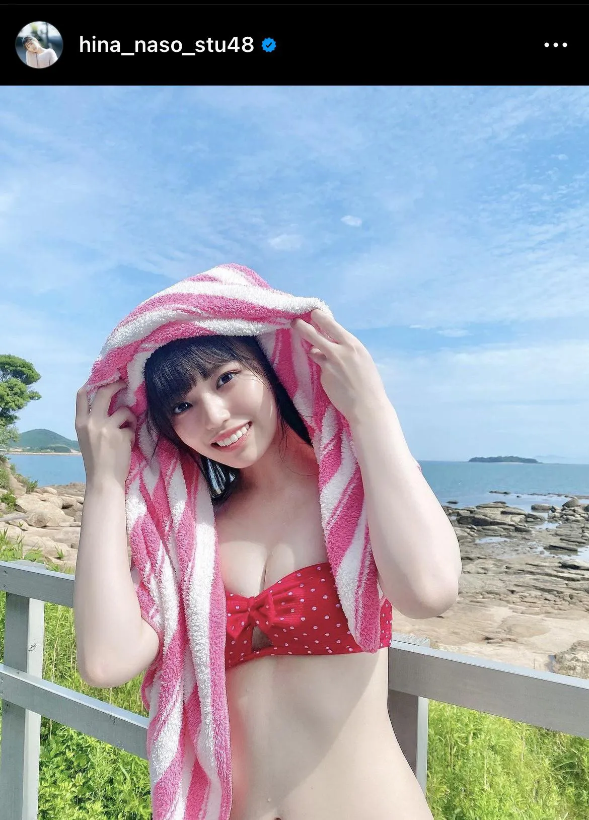 【写真】岩田陽菜、色気たっぷり…！ “美谷間のぞく”水着ショット