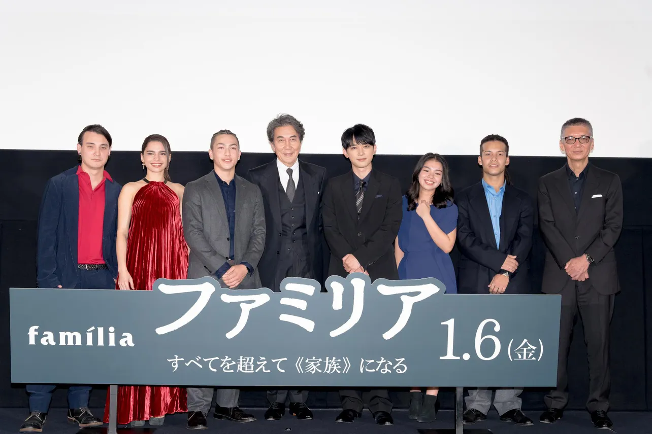 吉沢亮、役所広司ら映画「ファミリア」キャストが完成披露上映会舞台あいさつに登壇
