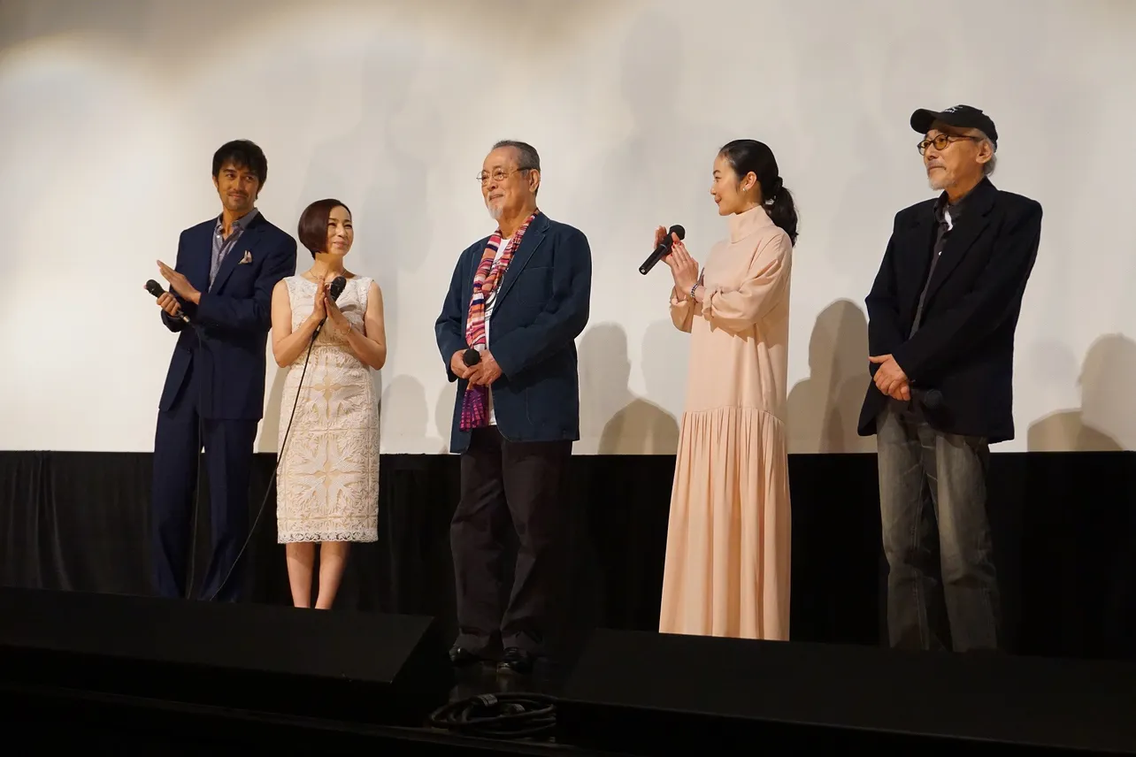 左から阿部寛、原田美枝子、仲代達矢、黒木華、小林政広監督