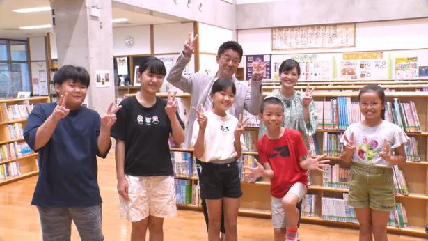 沖縄本島の小学校を訪問した坂上忍